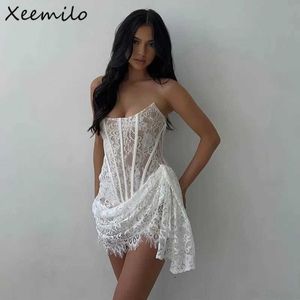 Базовые повседневные платья Xeemilo Элегантное кружевное платье без бретелек с глубоким вырезом Сексуальное бандажное нерегулярное мини-женское платье 2023 Ультратонкое клубное вечернее платье с рюшами J240224