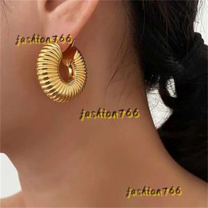 Stud Sier Needle Modern Metal Hoop 2024 Neuer Trend Heißer Verkauf Goldfarbe Mode Tropfen für Frauen Ohrringe Schmuck Geschenkgeschäfte