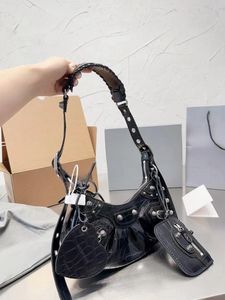 Designer-Tasche für Damen, Unterarmtasche, Leder, einzelne Schulter, Nieten, Umhängetasche, Luxus-Handtasche, klassische Geldbörse, Liebesspiegel, modische Biker-Tasche, Lokomotiv-Paket hdmbags2024