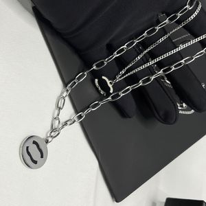 Crystal Letter Pendants Designer Neckces Varumärke smycken halsband kedja män kvinnor design 18k rostfritt stål choker hänge bröllop smycken gåvor tillbaka stämpel