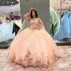 Nya rosa quinceanera klänningskulklänningar applikationer pärlor från axel cape födelsedagsfest klänningar vestidos de 15 anos anpassade