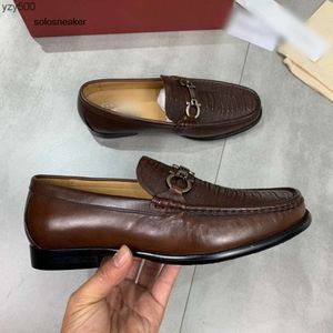 scarpe eleganti da uomo firmate da ballo nero marrone fibbia in metallo pelle di alta qualità Scarpe da sposa Feragamo Moda di lusso Uomo casual punta da sera Accessori formali TY