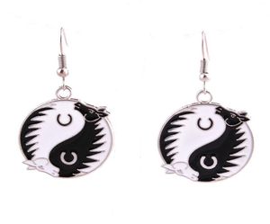 Koń Yin Yang kolczyka zink stopu Rhodium Plane Tao Yinyang Emaliowane konie Amulet Hooking Biżuteria 4074513