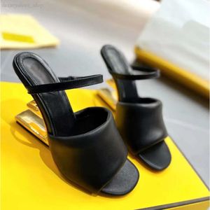 Oregelbunden häl sandal med läder kil klackar kvinnor fritid lyxdesigner sandaler klassisk fin rem kombination öppen tå toe