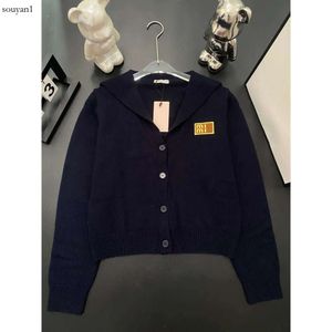 Miumius Sweater Designer Fashion Autumn Agual Age Unducing خطاب التطريز Navy Neck Long Sleeve Cardigan Catigan For Women