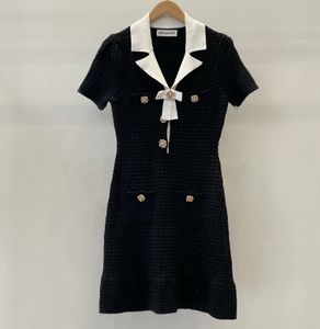 Designerkleid, trendiges Frühjahrskleid im neuen Stil 2024, klassisches Strickkleid mit schwarzen Rautenverzierungen und Knopfschleife, eleganter und schlanker kurzer Rock