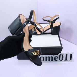 Designer Sandaler Black Plush Women Buckle Middle Heel Slippers Outdoor Travel Fashion Märke