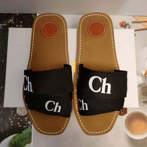 Designer trä varumärke fyrkantig tå brev canvas kvinnors sandaler sommar mode platt strand utomhus tofflor kvinnors sko