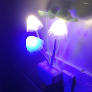 Luci notturne LED Luce AC110V-220V Spina UE / USA Sensore 3 Fungo colorato Lampada da comodino da parete per la camera da letto Regalo per bambini