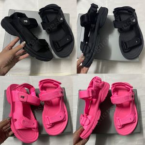 Pink Serisi 7062 Teknik Malzeme Polyester Sandal Marka Logosu Topuk Spor Sandaletlerinin üstünde ve arkasında kadın turist sandalet