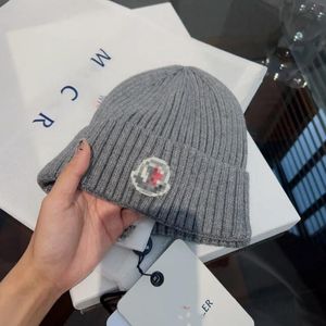 Designer Beanie Winter Hat Monclr Mens Cap italiensk trendig varm hatt vinter Ny stickad ullhatt lyxig stickad hatt officiell webbplatsversion
