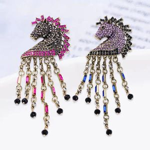 Spille di moda Industria pesante Crytal Middle Horse Bassel Pins for Women Men Retro Vintage Vintage Animal Pendant Distintive