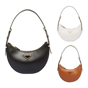 Luxurys armhåla halvmåneväska kvinnor brun designer tygväska man handväska triangel croissant underarm crossbody väskor mode läder handväska plånbok koppling axel väska