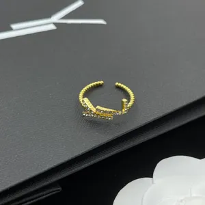 Ringdesigner ring lyxiga ringar smycken fast färg bokstav diamant design ringar julklappar mode grenrör mode stilar presentförpackning 2 färger mycket trevliga