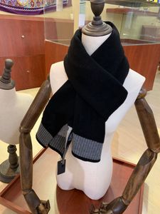 Luxury V Classic Pattern Cashmere Silk Shawl Designer Scarves Pashmina Winter For Men Gray Black Navy blue Fation Tassel Ring Wraps M71230 M71229 M71230 Essential