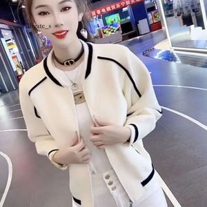 2023 Autumn High End Soft Soft Skincare Tyg Kort kappa Casual Color Contrast Stand Up Neck Jacket Baseball Suit Trend