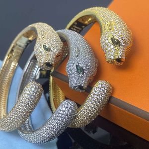braccialetto cart di design carteira per donna Gioielli di lusso Cartera intarsiato con diamanti Bracciale con testa di leopardo Occhio verde Bracciale con diamanti pieni di leopardo Materiale Vgold S