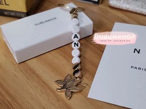 2024 Werkzeugteile Mode Perle Klassische 2C Brief Geschenk Anhänger DIY Charme Chance Blume Schlüsselbund Ring Geschenk Paket Box