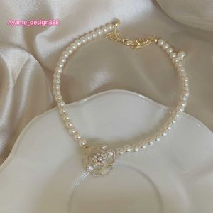 Senaste katalog lyxdesigner halsband Camellia Link Chain Barock Imitation Pearl Necklace Chain Collar
