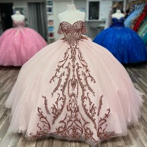 Abito da ballo rosa chiaro lucido con spalle scoperte Abiti Quinceanera Ruffles Applicazioni di paillettes Perline di pizzo Tull Corsetto Abiti da 15 anos