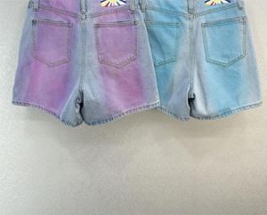 Damen-Shorts für Damen, 24, maßgeschneidert, mit Farbverlauf in Rosa und Blau, der die Frühlings- und Sommerfarben hervorhebt.