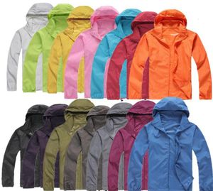 2020 Nya sommarkvinnor Mens Brand Rain Jacket rockar utomhus casual hoodies vindtät och vattentät solskyddsmedel ansiktsrockar svart1569090