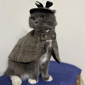 Abbigliamento per cani Vestiti fatti a mano Scialle per animali Mantello scozzese di lana Berretto stile detective gentiluomo britannico Set papillon Costume di Halloween in 3 pezzi