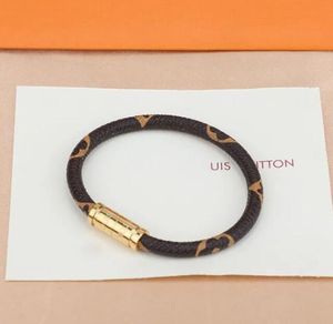 Braccialetti con ciondoli stile Europa America Marca Uomo Donna Pelle presbite Fibbia magnetica Corda a mano Plaid L Bracciale con lettera V inciso di lusso di design