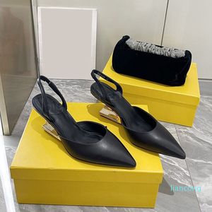 2024 Luxury Leather Pointed Toe Styling Light Lift f Letter Metal 9.5cm Office Size 35-42