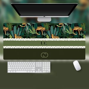 Mode stora mus kudd personliga mönster Klassiska bokstavstryck Möss Kuddar Kvinnor Mensar Smooth Exquisite Mouse Pad Designer Vattentäta tangentbordskuddar