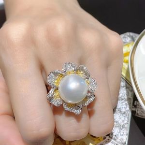 Ny fransk stil Pearl Flower Diamond Ring Luxury Designer Kvinnor som lyser kristallhögkvalitet Kärlek Söta blommor ringar festsmycken gåva