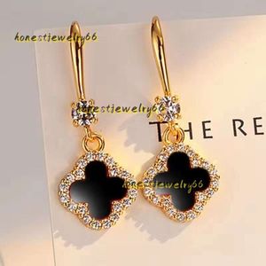 Stud Stud 2024 Designer Earrings 4/Four Leaf Clover Charm Stud Earrings Back Mother-of-Pearl Silver 18K Gold Plated Agate For Women Girls Wedding Gift Earrings Jewelry