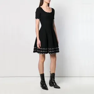 Sukienki imprezowe hurtowe wysokiej jakości czarne krótkie rękawie moda wypoczynek