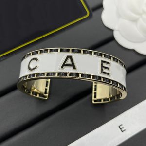 Designer-Armbänder, Luxus-Schmuck, klassische Armbänder mit Monogramm, allergiefreies Material, Öffnungen frei verstellbar, hochwertiges Geburtstagsgeschenk für Paare