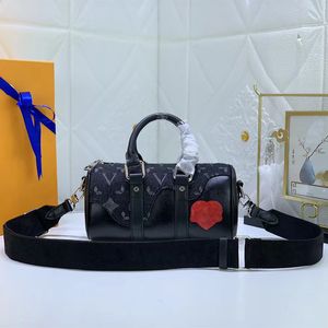 Designer homens bolsa keepall nigo bolsa de ombro lona couro alças largas bolsas mulheres mensageiro boston saco 2 cores vermelho sinal de amor carta m81011