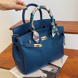 Bayanlar omuz çantası 12 renk günlük joker düz renkli büyük moda haberci çantası zarif atmosfer şeridi çanta basit kabartmalı lychee desen çanta 1901#