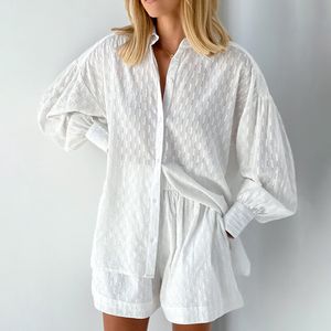 Ihålig ut Jacquard nisch fransk långärmad kostymskjorta 2024 Våren och sommaren ny shorts avslappnad kvinnors design med en touch av vit