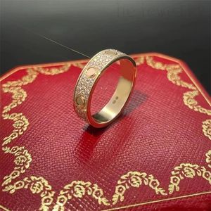Pierścienie świąteczne dla męskich bague homme srebrne pierścionki miłosne śruba dziewczyna lodowa inkrutowa para Diamentowa para genialne litery luksusowe pierścionki kobiet błyszczące ZB019 B4