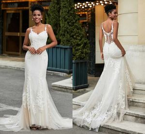 Abiti da sposa sexy senza spalline in pizzo a sirena Paese bohemien Tulle Abiti da sposa a coda di pesce Bottoni aperti sul retro Sweep Train Sposa Donna Abiti da sposa CL3328