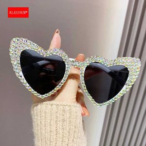 Solglasögon Klassnum Womens Luxury Diamond Frame Heart Shaped Solglasögon Stor UV -skydd 400 Kvinnors solglasögon 2023 Nyårsparty Glasögon J240226