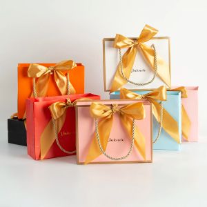 Gioielli da 100 pacchetti con logo personalizzato sacchetti di carta da regalo con fiocco dorato con fiocco bulk per bambino festa di compleanno per bambini con manici