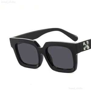 Lüks güneş gözlüğü moda kapalı beyaz çerçeveler stil kare marka erkekler kadın güneş gözlüğü ok x siyah çerçeve gözlük gözlükleri parlak spor seyahat sunglasse 82