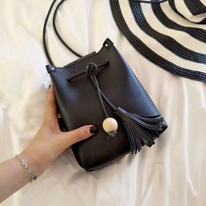 Fashional Women Pu Leather Tassel Bucket med koreanska japanska design crossbody väskor dam Tassel axelväskor F515206W