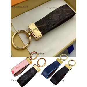 2021 LVSE Högkvalitativ nyckelchain Classic Exducite Luxury Designer Car Keyring Zinc Eloy Letter Unisex Lanyard Gold Black Metal Small Smycken Lov 228