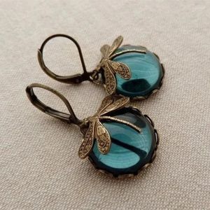 Orecchini pendenti Boho Vintage Bronzo Libellula Moda Intaglio in metallo Modello intarsiato Pietra di luna Goccia Animale per gioielli da donna