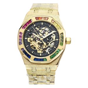 Titta på män Luxury Master Cut-Out Dial Colorful Diamond-Errusted Bezel Frosted Gold rostfritt stål Fodral Folding Bow Buckle Automatisk mekanisk rörelse