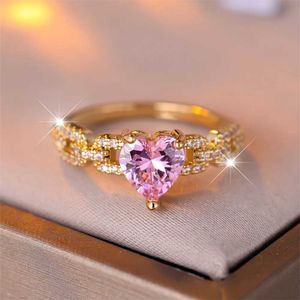 Bandringar Elegant Pink Crystal Hearthaped Stone Ring Romantic Love Hearthaped Engagement Ring lämplig för kvinnor Dainty Gold Color Wedding Band Boho J240226