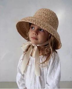 2023 Dzieci Handknited Raffii retro Flat Top Sun Hats Girls and Boys Summer Travel Suncreen Vacation Straw Hat with Lacing 240219