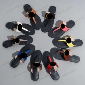 Kvinnors metallspänne berömda sandaler glider på platta tofflor 2024 sommarstrand mule läder pool glider thong flip flops casual elegant skor designer skjutreglage ankellägenheter