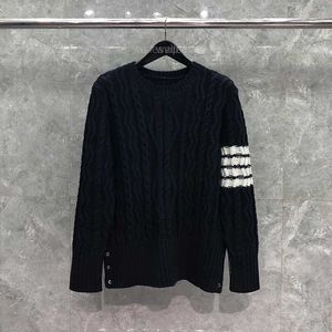 TB THOM SWEATER MĘŻCZYZNA Zimowa marka mody Coats wełniane wełniane kabel 4-barowy 4-pasek dzianina załoga szyja pullover granatowy sweter